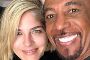 Selma Blair und Montel Williams grinsen um die Wette
