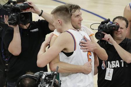 Kristaps Porzingis und Dirk Nowitzki nach einem Basketballspiel im Dezember 2015