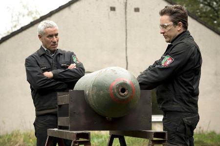 Joachim Maiwald (Adrian Topol, r.) will seinem Vater, Maiwald senior (Ralph Herforth, l.), sein Können an einer alten Bombe ...