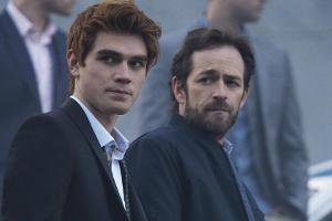 Seit Staffel eins spielt Luke Perry in der Serie "Riverdale" Fred Andrews, den Vater von Archie (KJ Apa, l.)