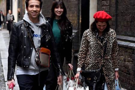 Moderator Nick Grimshaw (34) und die Models Daisy Lowe (30) und Pixie Geldof (28, r.) haben kräftig eingekauft. Ob sie wohl ...