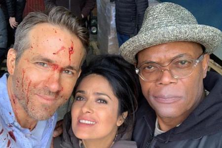 Ryan Reynolds (links) posiert mit Salma Hayek und Samuel L. Jackson am Set von 