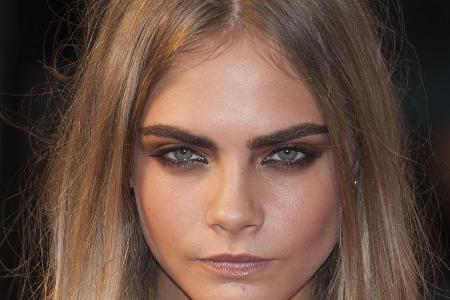 Auch Topmodel Cara Delevingne schwört auf Balayage und setzt mit blonden Highlights Akzente.