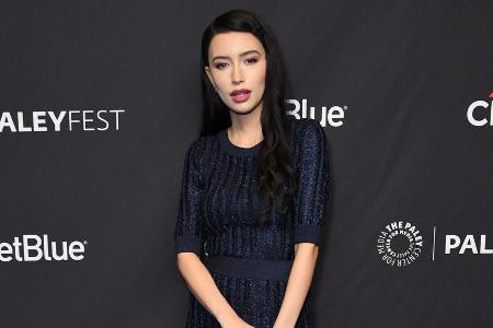 Christian Serratos im Dress mit sexy Beinschlitz