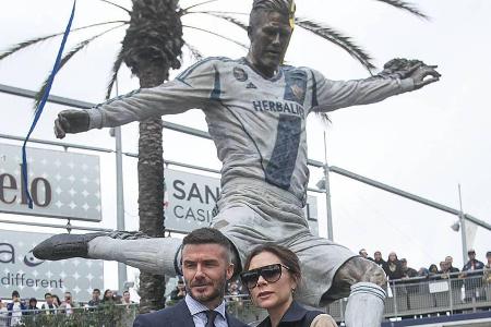 David und Victoria Beckham posieren vor der neuen Statue des ehemaligen Fußballers