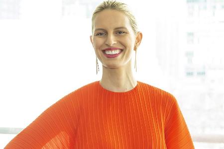 Karolina Kurkova überzeugt im Plissee-Kleid