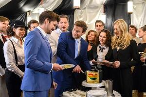 "Sturm der Liebe": Umringt von Hochzeitsgästen schneiden Tobias (Max Beier, l.) und Boris (Florian Frowein, r.) die Hochzeit...