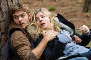 "Die 5. Welle": Cassie Sullivan (Chloë Grace Moretz) findet unerwartet Hilfe in Evan Walker (Alex Roe)