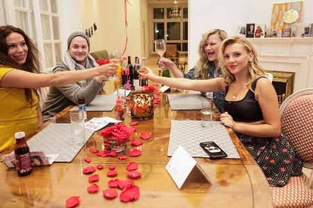 Gisele Oppermann (v.l.), Felix van Deventer, Sibylle Rauch und Evelyn Burdecki stoßen gemeinsam an