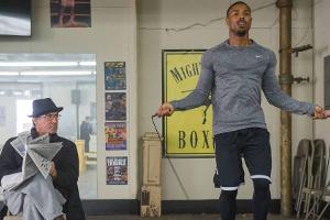 Box-Legende Rocky Balboa (Sylvester Stallone) trainiert Jungspund Adonis Johnsohn/Creed (Michael B. Jordan). Ob Smart Clothe...