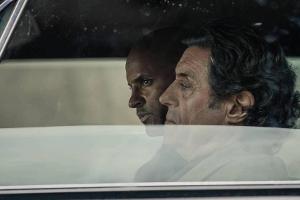 Ian McShane (r.) und Ricky Whittle in "American Gods"