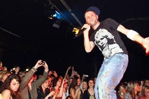 Brian Harvey auf einem Konzert im Jahr 2009