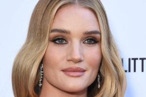 Auch ein Supermodel wie Rosie Huntington-Whiteley liegt mal daneben: Kayal und Augenbrauen sind nicht optimal
