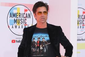 Hier scheint alles begonnen zu haben: John Stamos trug bei den "American Music Awards" ein Jonas Brothers T-Shirt