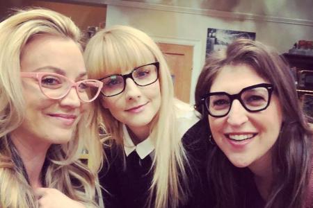 Kaley Cuoco (links) im Nerdlook: Hat sie sich das von ihren Co-Stars Mayim Bialik (rechts) und Melissa Rauch abgeguckt?