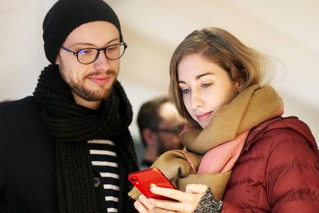 Apple-Kunden probieren das iPhone XR aus