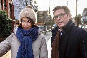 "Rote Rosen": Als Cornelius Hilli schwerbeladen auf der Straße trifft und ihr seine Hilfe anbietet, nimmt sie dankbar an