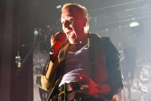 Keith Flint auf der Bühne in seinem Element