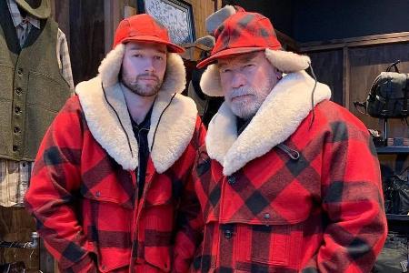 Arnold Schwarzenegger (rechts) im Partnerlook mit Sohn Patrick