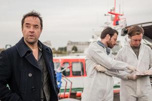 "Mörderische Stille": Hauptkommissar Holzer (Jan Josef Liefers) nimmt im Hafen von Wilhelmshaven die Ermittlungen auf