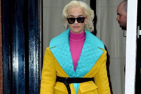 Rita Ora setzt auf knallige Farben