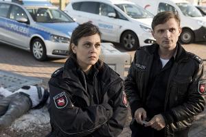 "Friesland: Krabbenkrieg": Süher Özlügül (Sophie Dal) und Jens Jensen (Florian Lukas) am Tatort