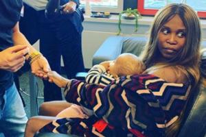 Motsi Mabuse und ihre kleine Tochter im Backstagebereich von "Let`s Dance"