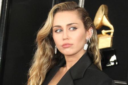 Miley Cyrus besinnt sich mit einer neuen Frisur zurück auf ihre Karriereanfänge