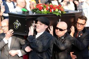 Hier wird der Leichnam von Keith Flint an zahlreichen Fans vorbei in die Kirche getragen