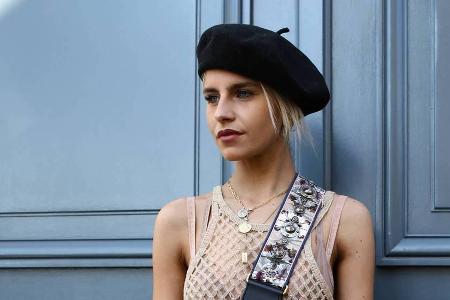 Influencerin Caro Daur trägt eine schwarze Baskenmütze