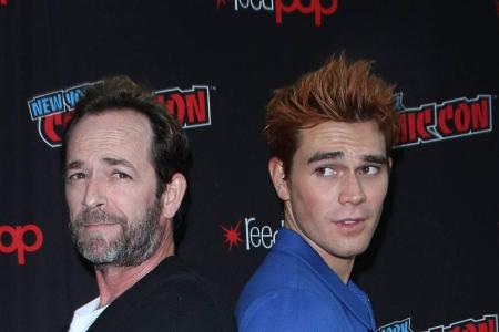Luke Perry und KJ Apa im Oktober 2018 während eines gemeinsamen Presse-Termins in New York
