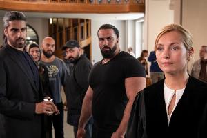 "Gegen die Angst": Staatsanwältin Judith Schrader (Nadja Uhl) wird von den Al-Fadi-Clanmitgliedern kritisch beäugt