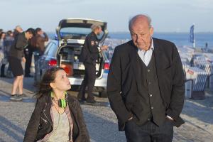 "Wilsberg": Die Leiche am Strand von Norderney beschäftigt Merle (Janina Fautz) ebenso sehr wie Wilsberg (Leonard Lansink)