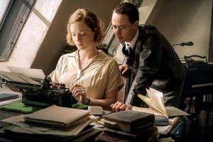 Elisabeth Hauptmann, Brechts Sekretärin und Geliebte (Leonie Benesch), hat für ihren Chef (Tom Schilling) wieder mal eine Id...