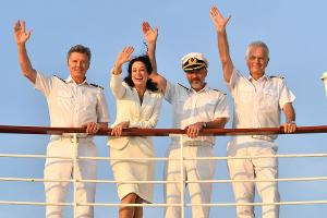 Unter der Führung des Ersten Offiziers Martin Grimm (Daniel Morgenroth, 2.v.r.) sticht das "Traumschiff" in See - gemeinsam ...