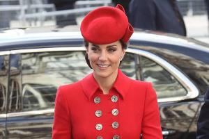 Herzogin Kate begeistert in einem strahlenden Rot