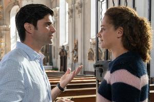 "Tonio & Julia: Ein neues Leben": Julia (Oona Devi Liebich) hat das Gefühl, dass ihr Tonio (Maximilian Grill) nicht die Wahr...