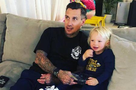 Carey Hart schaut mit seinem Sohn Jameson Moon Supercross