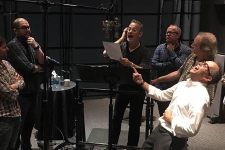 Tom Hanks (Mitte) gibt bei der Arbeit alles