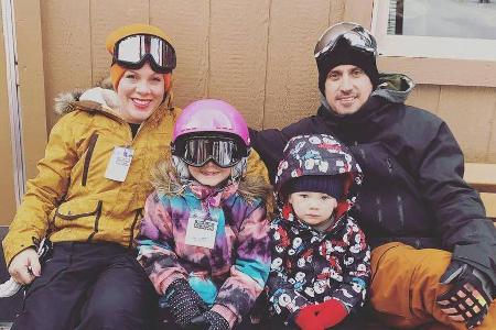 Pink ist mit Ehemann Carey Hart und den Kindern im Winterurlaub