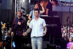 Sänger Adam Levine mit seiner Band Maroon 5 bei einem Auftritt