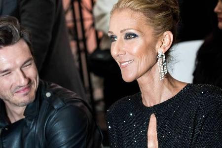Céline Dion in Begleitung ihres Tänzers auf der Paris Fashion Week