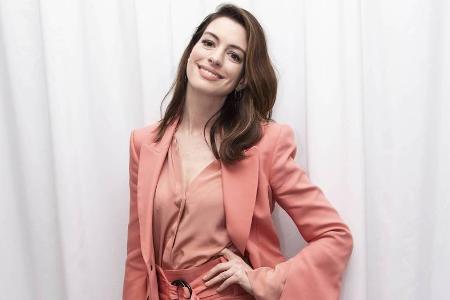 Anne Hathaway zeigt sich komplett in der Trendfarbe Living Coral