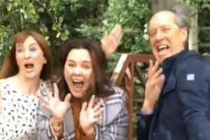 Melissa McCarthy jubelt mit Regisseurin Marielle Heller (li.) und Filmkollege Richard E. Grant