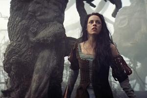Snow White (Kristen Stewart) gelingt die Flucht aus dem Turm und sie sucht Schutz im dunklen Wald
