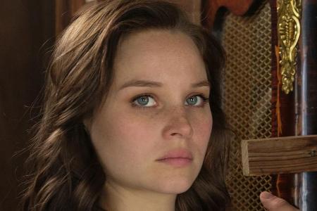 Charlotte (Sonja Gerhardt) kümmert sich um ihren Großvater