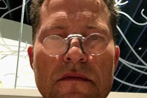 Til Schweiger mit seiner ersten Lesebrille