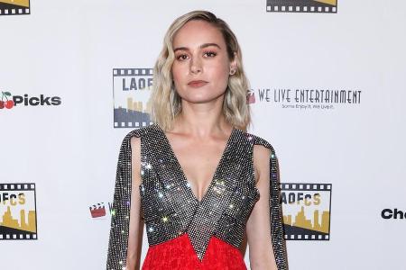Brie Larson in einem glamourösen Midi-Kleid