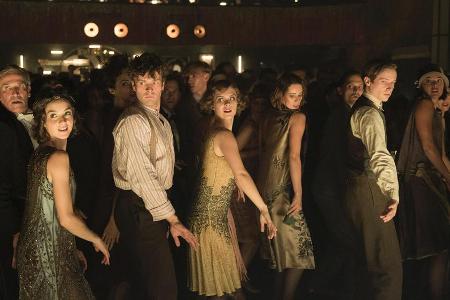 Charlotte Ritter (Liv Lisa Fries, Mitte) tanzt im Moka Efti