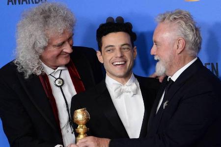 Die Queen-Musiker Brian May (l.) und Roger Taylor feiern mit Schauspieler Rami Malek (Mitte) seinen Golden-Globe-Sieg